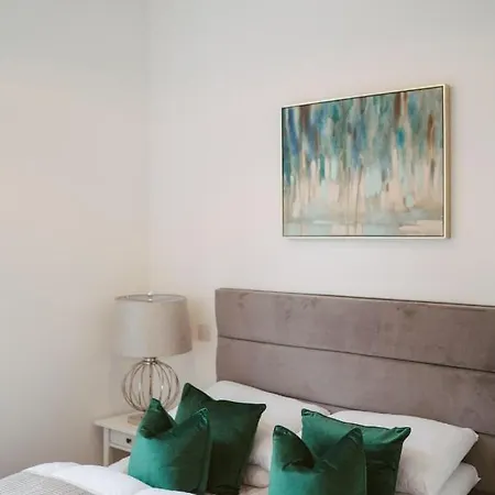 8 2 Bedrooms, Sleeps X 6 *