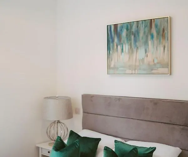 8 2 Bedrooms, Sleeps X 6 *