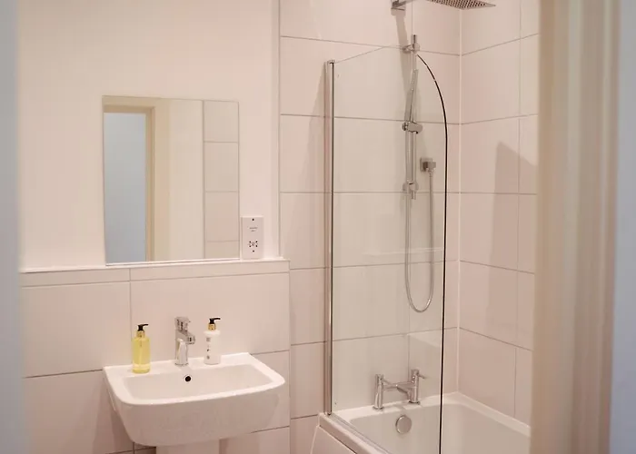 8 2 Bedrooms, Sleeps X 6 *