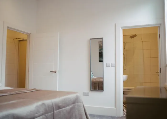 8 2 Bedrooms, Sleeps X 6 *