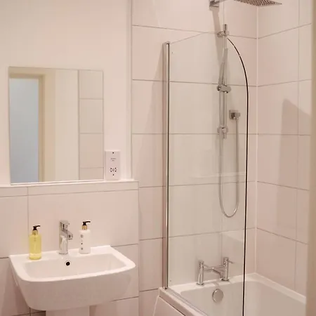 8 2 Bedrooms, Sleeps X 6 *