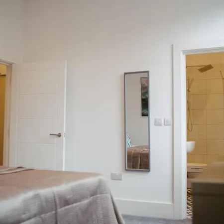 8 2 Bedrooms, Sleeps X 6 *